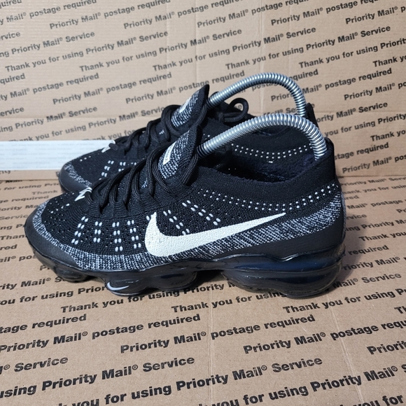 Nike Black and White Sneakers - Picture 1 of 4
